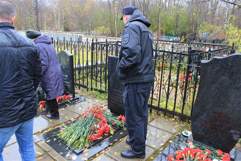Сотрудники архангельского СОБРа Росгвардии почтили память своего погибшего сослуживца 