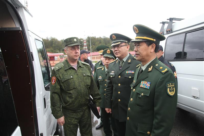 Китайская делегация знакомится с вооружением и военной техникой Росгвардии в Сочи
