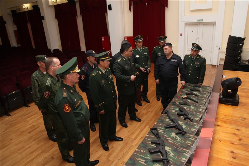Китайская делегация знакомится с вооружением и военной техникой Росгвардии в Сочи