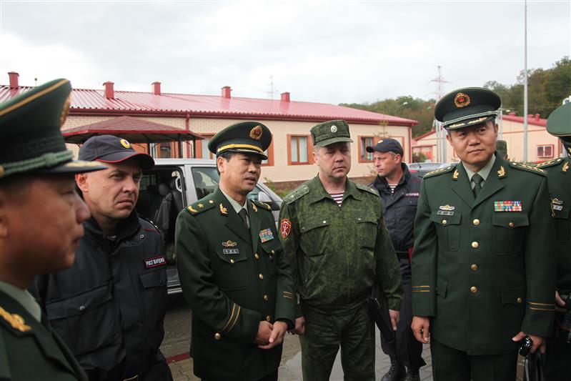 Китайская делегация знакомится с вооружением и военной техникой Росгвардии в Сочи