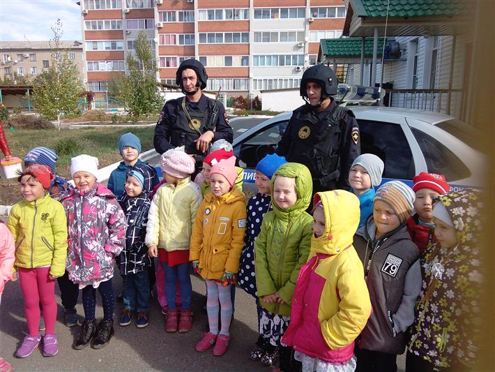 В Волгоградской области сотрудники Росгвардии провели тематическое занятие для воспитанников детского сада