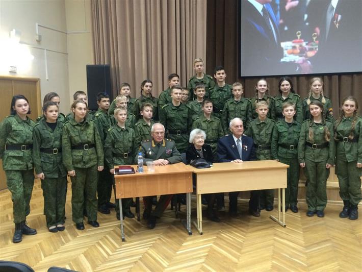 Советник директора Росгвардии, председатель совета ветеранов Общероссийской общественной организации ветеранов войск правопорядка генерал-лейтенант в отставке Петр Ровенский провел Урок Мужества с кадетами подшефной московской школы