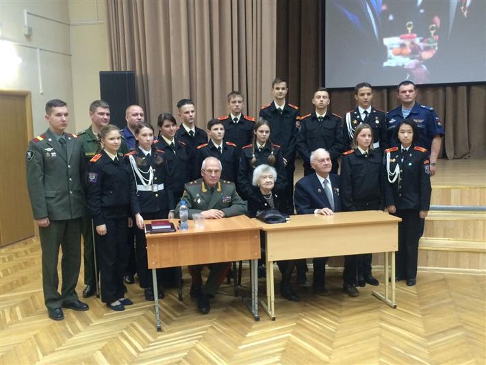 Советник директора Росгвардии, председатель совета ветеранов Общероссийской общественной организации ветеранов войск правопорядка генерал-лейтенант в отставке Петр Ровенский провел Урок Мужества с кадетами подшефной московской школы