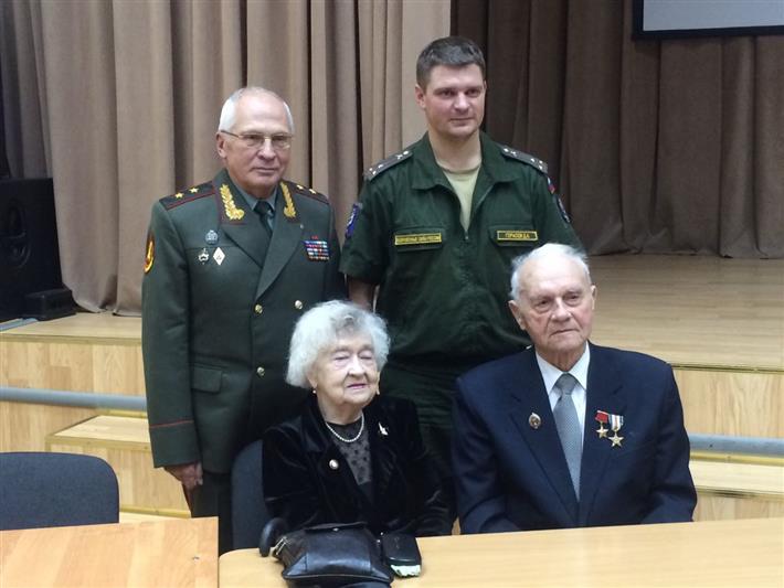Советник директора Росгвардии, председатель совета ветеранов Общероссийской общественной организации ветеранов войск правопорядка генерал-лейтенант в отставке Петр Ровенский провел Урок Мужества с кадетами подшефной московской школы