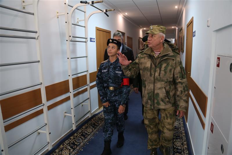 Начальник Главного управления подготовки войск (сил) Росгвардии генерал-лейтенант Юрий Бабкин посетил Пермский кадетский корпус имени Героя России Федора Кузьмина