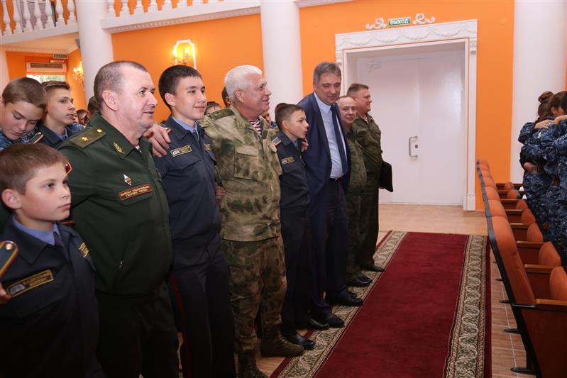 Начальник Главного управления подготовки войск (сил) Росгвардии генерал-лейтенант Юрий Бабкин посетил Пермский кадетский корпус имени Героя России Федора Кузьмина