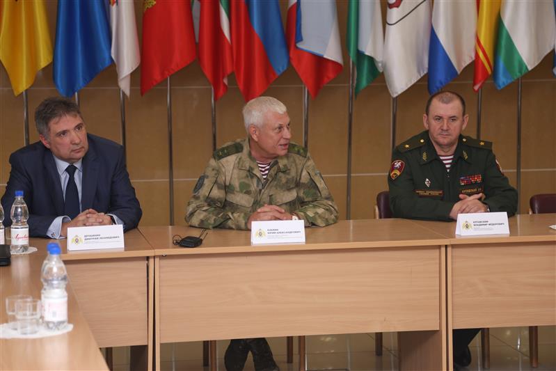 Начальник Главного управления подготовки войск (сил) Росгвардии генерал-лейтенант Юрий Бабкин посетил Пермский кадетский корпус имени Героя России Федора Кузьмина
