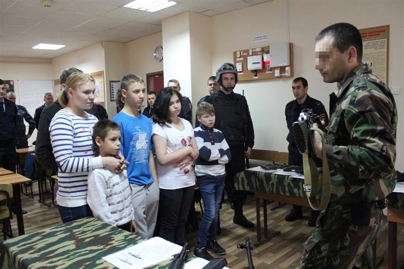В Ростовской области сотрудники вневедомственной охраны Росгвардии встретились с воспитанниками сельского детского дома