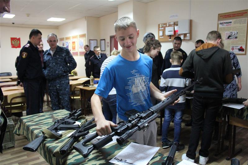В Ростовской области сотрудники вневедомственной охраны Росгвардии встретились с воспитанниками сельского детского дома