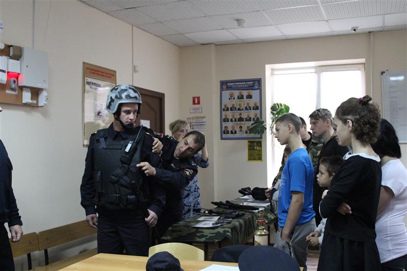 В Ростовской области сотрудники вневедомственной охраны Росгвардии встретились с воспитанниками сельского детского дома