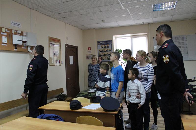 В Ростовской области сотрудники вневедомственной охраны Росгвардии встретились с воспитанниками сельского детского дома