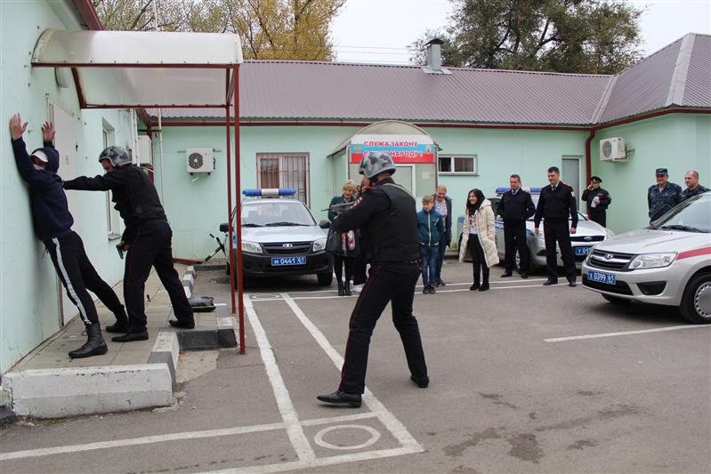 В Ростовской области сотрудники вневедомственной охраны Росгвардии встретились с воспитанниками сельского детского дома