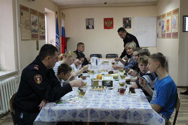 В Ростовской области сотрудники вневедомственной охраны Росгвардии встретились с воспитанниками сельского детского дома