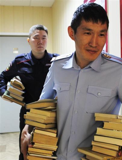 Сотрудники Росгвардии пополнили библиотеку якутского дома-интерната для престарелых и инвалидов
