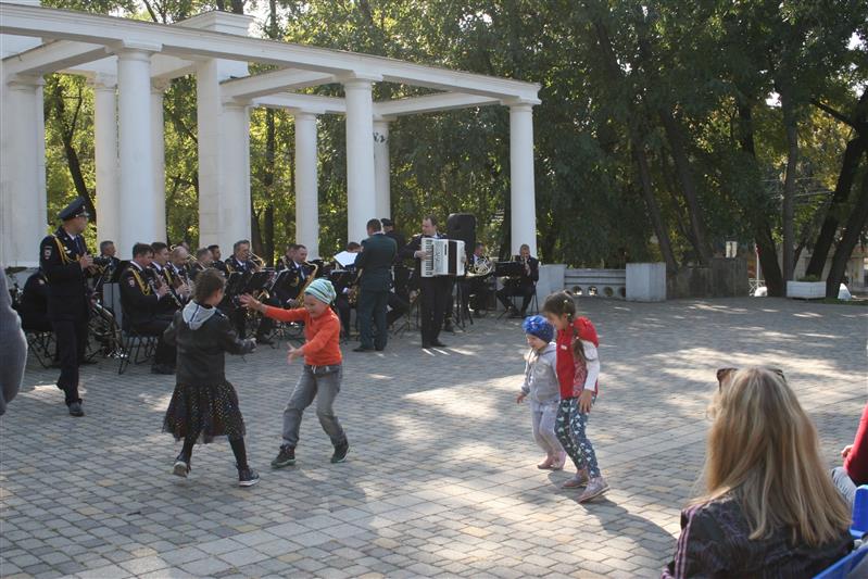 Музыканты оркестра Главного управления Росгвардии по Краснодарскому краю выступили с праздничной программой, посвященной Международному дню пожилых людей