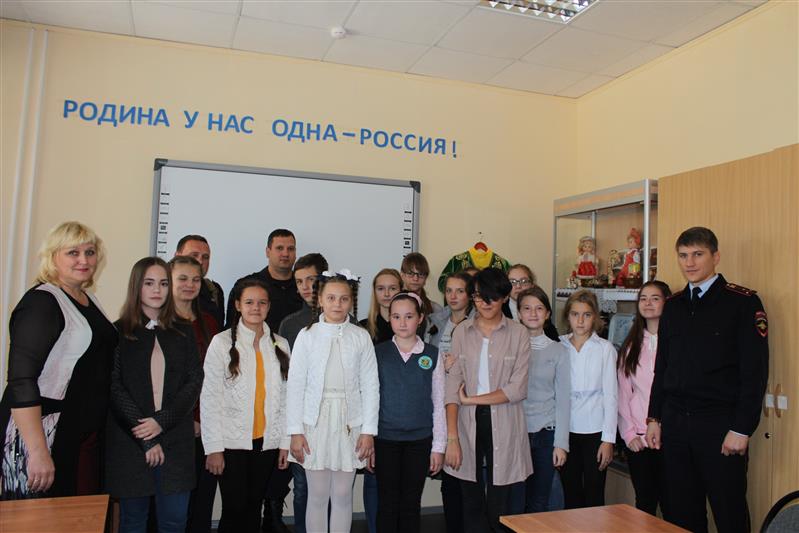 В Астраханской области сотрудники Росгвардии совместно со съемочной группой телеканала «Ахтубинск - ТВ» провели мероприятие по патриотическому воспитанию детей