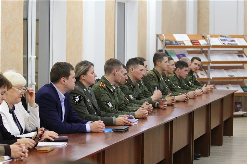 В Саратовском военном институте Росгвардии состоялся круглый стол по противодействию терроризму и экстремизму