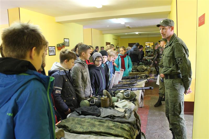 Военнослужащие Приволжского округа Росгвардии провели однодневный военно-полевой сбор для школьников 