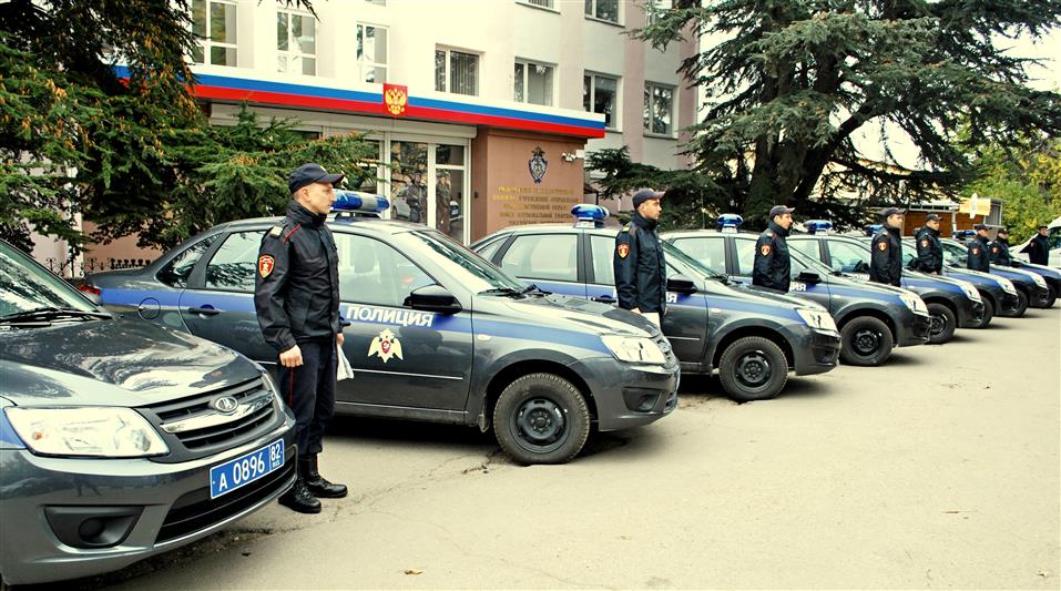 В Республике Крым сотрудникам Росгвардии вручили ключи от 8 новых служебных автомобилей