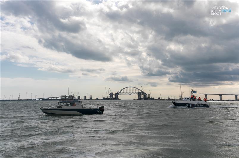 Росгвардия приняла участие в обеспечении безопасности во время установки арочных пролетов Крымского моста