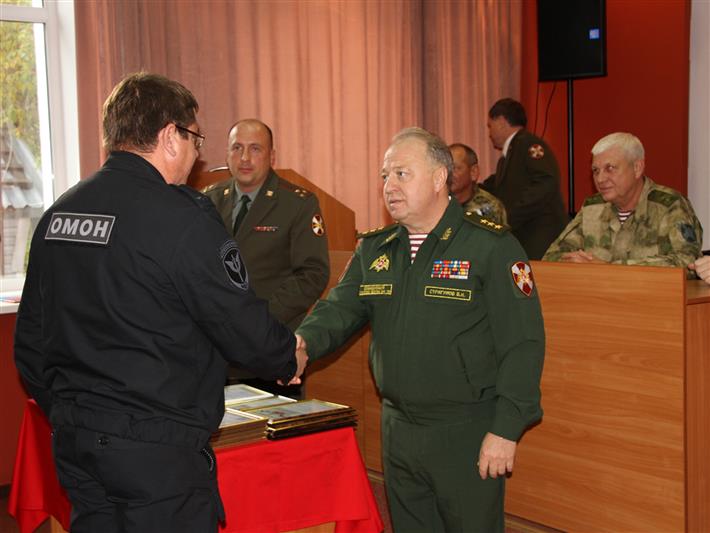 Командующий Сибирским округом Росгвардии генерал-полковник Виктор Стригунов поздравил сотрудников ОМОНа с 29-й годовщиной со Дня образования отрядов мобильных особого назначения