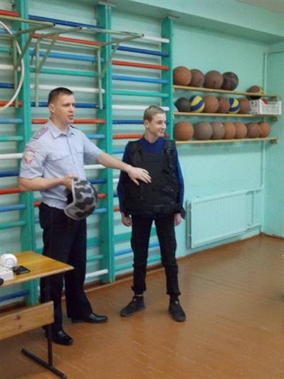 В Республике Карелия сотрудник вневедомственной охраны Росгвардии встретился с учениками местной школы