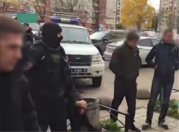 Офицеры питерского СОБРа задержали вооруженных преступников, совершивших разбойное нападение на ювелирный магазин