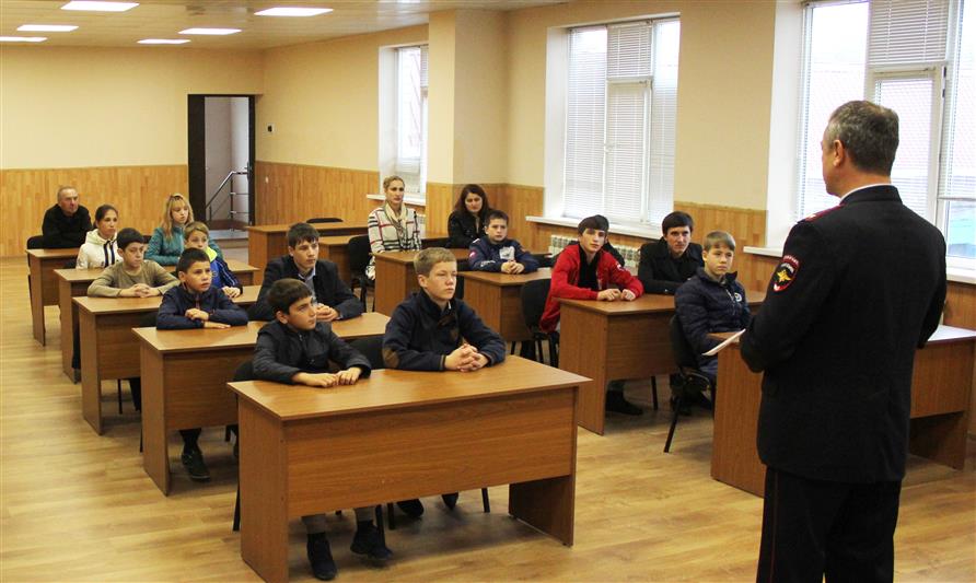 Сотрудники Отдела Росгвардии по Карачаево-Черкесской Республике провели Урок мужества для воспитанников социально-реабилитационного центра 