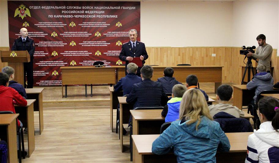 Сотрудники Отдела Росгвардии по Карачаево-Черкесской Республике провели Урок мужества для воспитанников социально-реабилитационного центра 