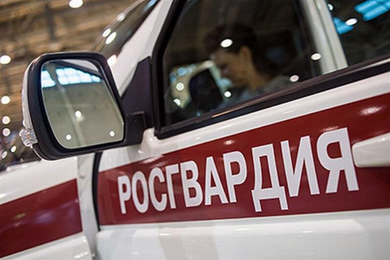 Сотрудники Росгвардии задержали гражданина, который устроил погром и ударил сотрудницу АЗС города Выборга