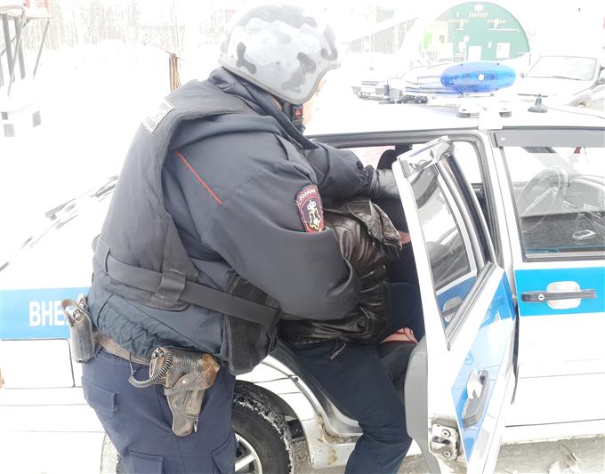 Сотрудники Управления Росгвардии по Ханты-Мансийскому автономному округу – Югре  задержали двух рецидивистов, которые угрожали девушке убийством