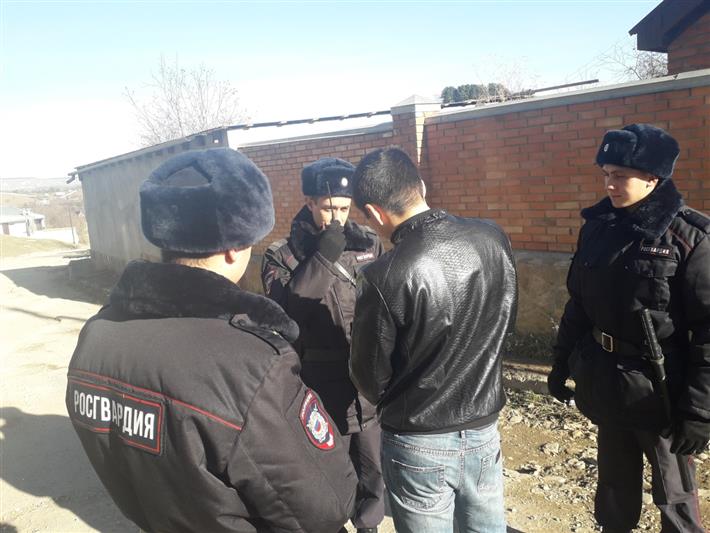 В Кисловодске военнослужащие специальной моторизованной воинской части Северо-Кавказского округа Росгвардии задержали гражданина с крупной партией наркотиков