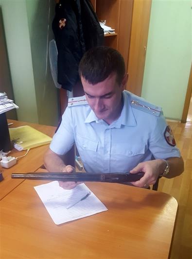 Житель Ленинградской области добровольно сдал сотрудникам Росгвардии найденное ружье и пистолетные патроны