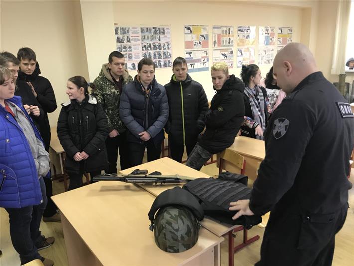 Сотрудники калининградского ОМОНа Росгвардии провели экскурсию по отряду для школьников с ограниченными возможностями слуха