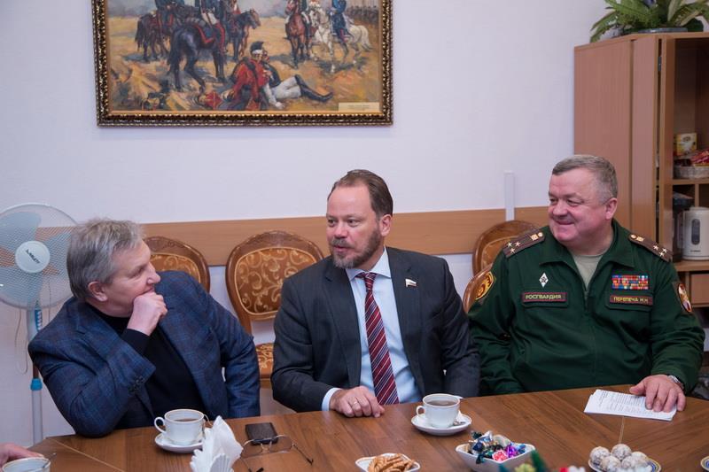 Воспитанники Московского президентского кадетского училища Росгвардии встретились с внуком знаменитого писателя, чьё имя носит учебное заведение