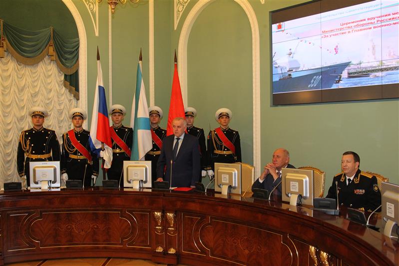 Отличившимся при проведении Главного военно-морского парада сотрудникам питерского ОМОНа вручены медали Министерства обороны РФ