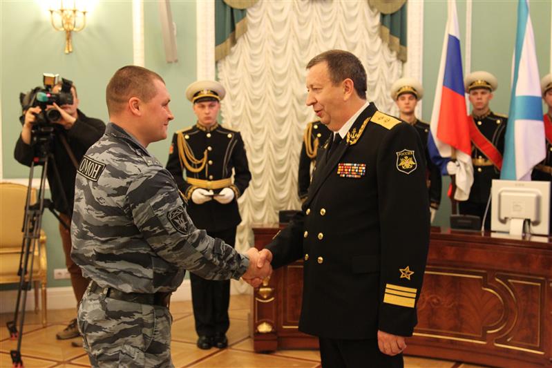 Отличившимся при проведении Главного военно-морского парада сотрудникам питерского ОМОНа вручены медали Министерства обороны РФ