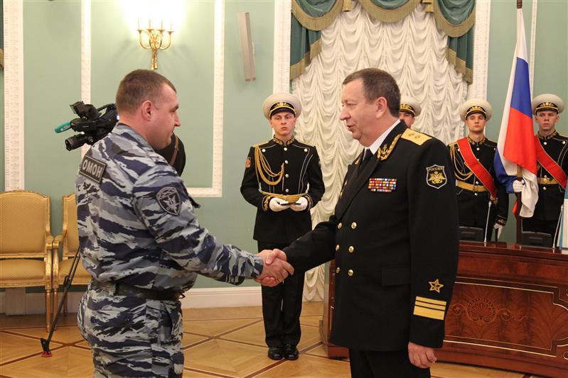 Отличившимся при проведении Главного военно-морского парада сотрудникам питерского ОМОНа вручены медали Министерства обороны РФ