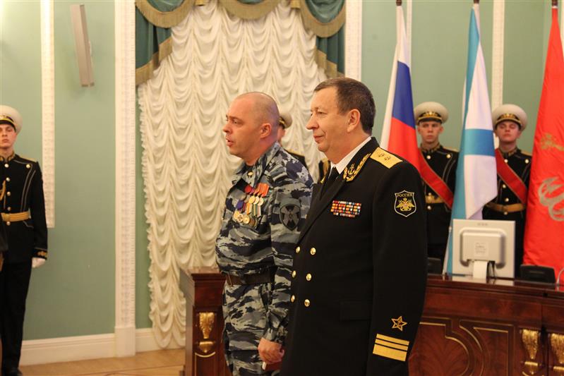 Отличившимся при проведении Главного военно-морского парада сотрудникам питерского ОМОНа вручены медали Министерства обороны РФ