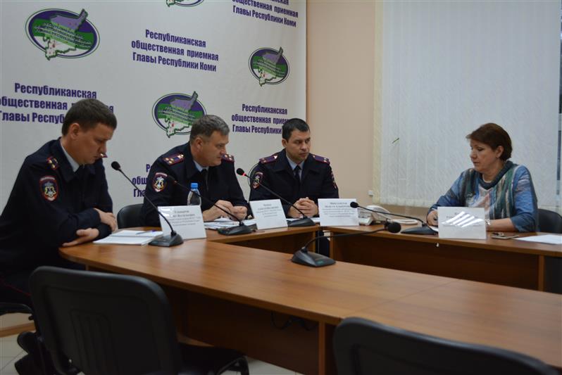 В Республике Коми начальник управления вневедомственной охраны Росгвардии принял участие в «прямой линии» 