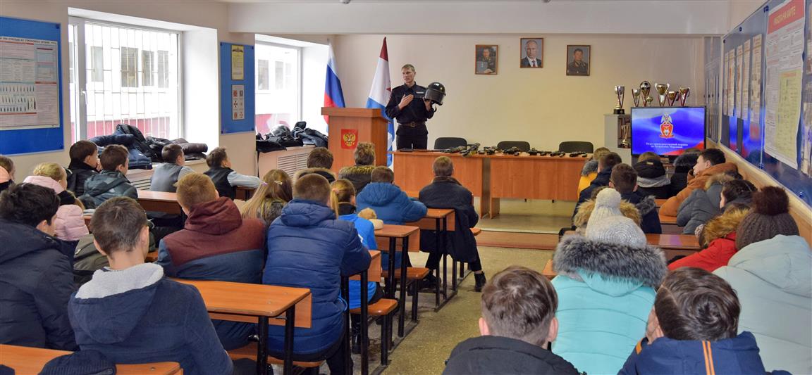 В Мордовии сотрудники вневедомственной охраны Росгвардии провели военно-патриотическое мероприятие для школьников