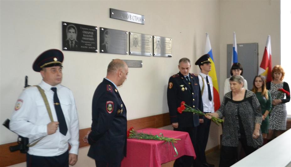 В Ростовской области состоялось открытие мемориальной доски в память о погибших при исполнении служебного долга сотрудников вневедомственной охраны
