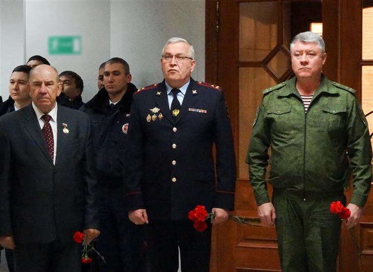 Начальник Управления Росгвардии по Астраханской области принял участие в открытии памятных табличек погибшим сотрудникам 