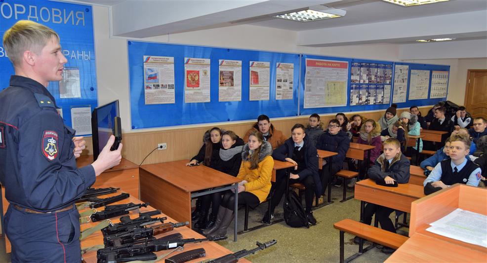 В Мордовии сотрудники вневедомственной охраны Росгвардии провели военно-патриотическое мероприятие для школьников