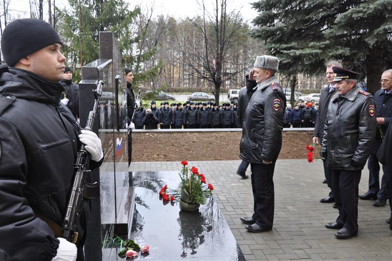 В Ижевске открыли памятник погибшим борцам с организованной преступностью