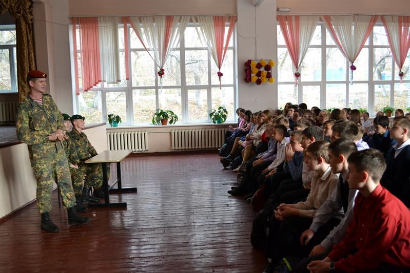 Военнослужащие Росгвардии провели в подшефной школе города Владивостока Урок мужества