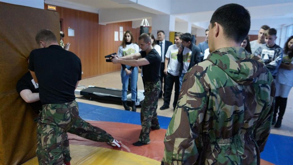 Сотрудники ОМОНа Отдела Росгвардии по Магаданской области провели военно-патриотическое мероприятие для школьников