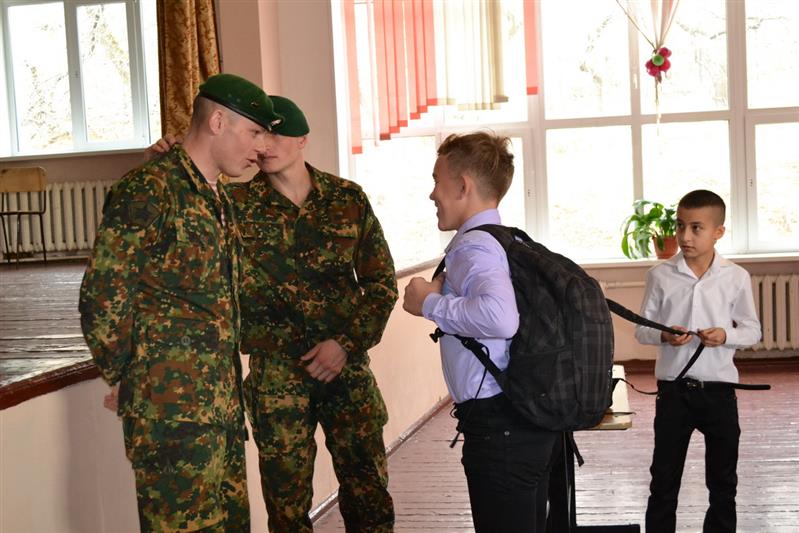 Военнослужащие Росгвардии провели в подшефной школе города Владивостока Урок мужества