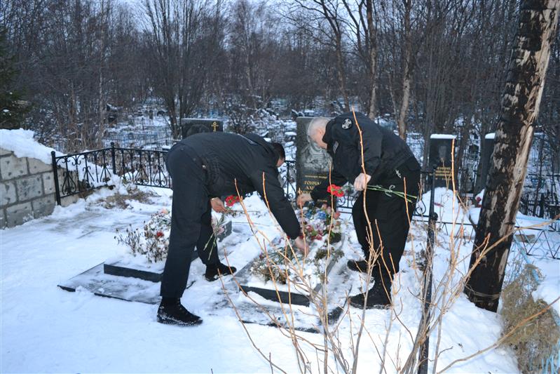 Сотрудники мурманского ОМОНа Росгвардии почтили память своих боевых товарищей, погибших при исполнении служебного долга