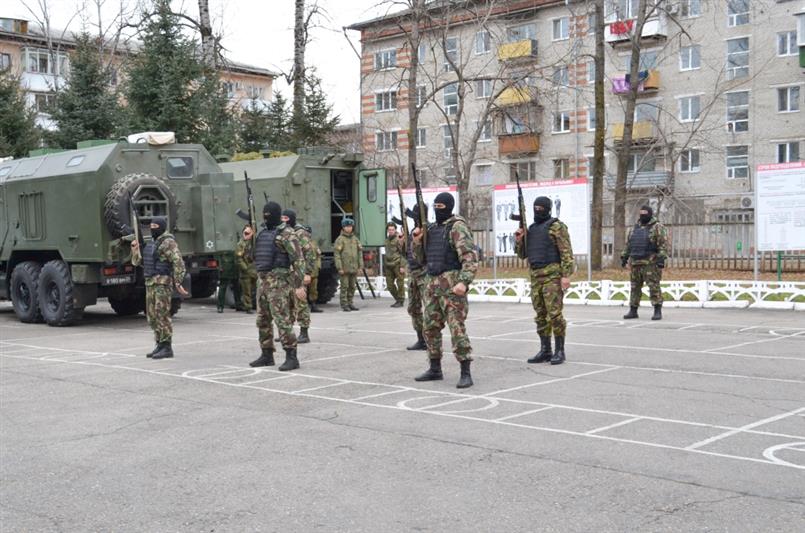 В Биробиджане бойцы ОМОНа Росгвардии совместно с сотрудниками военкомата провели военно-патриотическое мероприятие